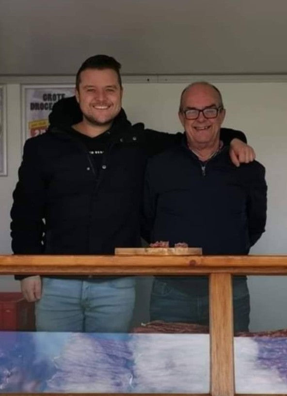 Jasper Snippe en Bart Snippe in de Dreugeworst kraam in Klazienaveen